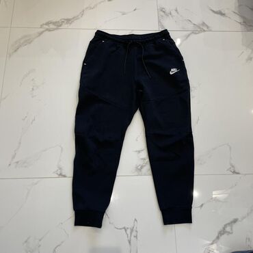 calvin klein muski prsluk: Nike Tech Fleece Trenerka L Original 
Stanje extra 10/10
Crne
Kontakt