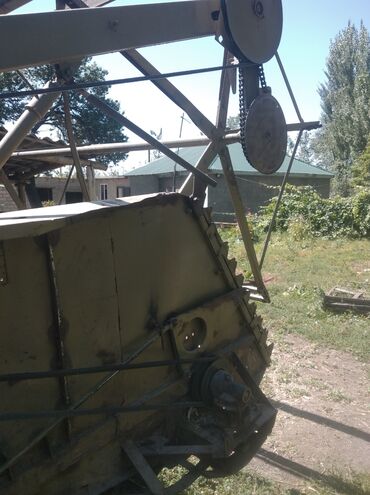Зерновые жатки: Продается силосный Камбайын собой имеется две жатки .один силосный — 12
