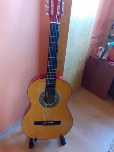 Sport i hobi: Prodajem gitaru za učenike muzičke škole i za sve ko voli da svira i