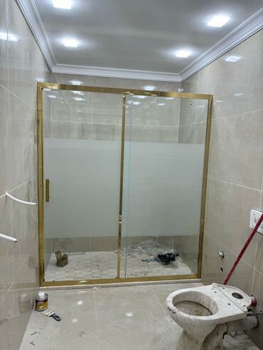 Bağ evi və bağ üçün hərşey: Qızılı rəngli çərçivəyə malik sürüşən şüşəli duş kabinəsi. Mat şüşəsi