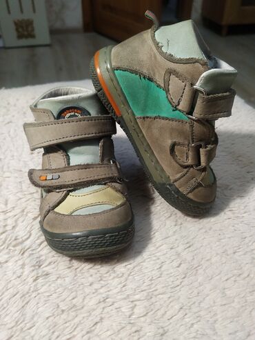 кожаная детская зимняя обувь: Продаю детскую кожаную ортопедическую обувь 21 размера и 24 размер в