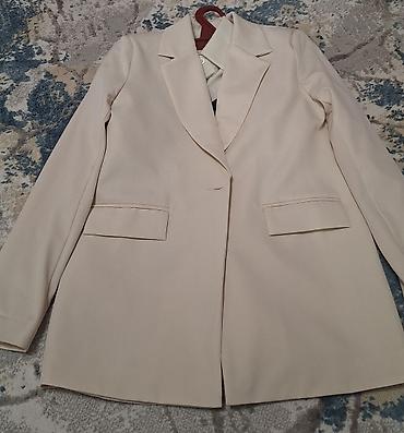 обмен одеждой: Женский удлинённый пиджак Blazer, размер 42 (указан на ярлыке). Цвет — 4