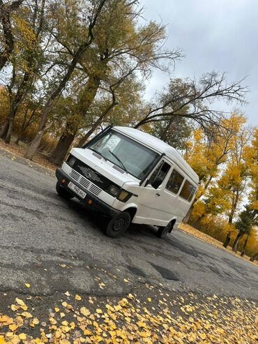 Белый пассажирский фургон Mercedes-Benz Sprinter. Автомобиль оснащен