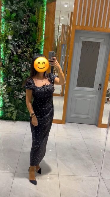 женское платье с воланом: Qara rəngli, xırda ağ xallı midi don. - Dizayn: Yarıbədən (bodycon)