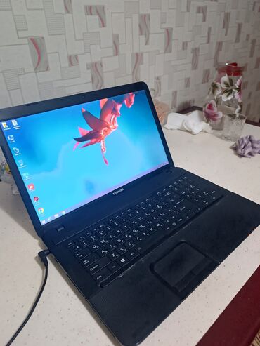 HP: Toshiba noutbuk - Rəng: qara, teksturalı qapaq səthi, TOSHIBA loqosu