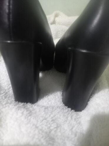 Toy paltarları və aksesuarları: Qadın ayaqqabısı – qara rəng, platformalı və hündur qalın daban -