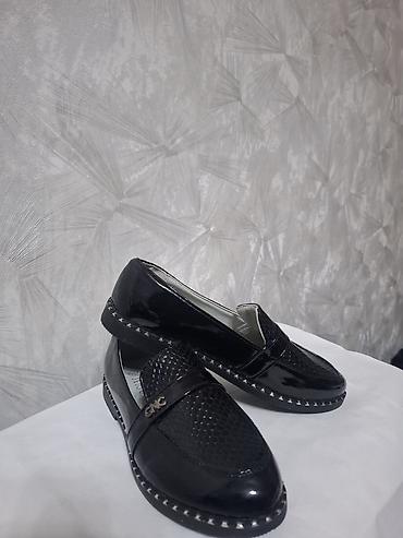 charles keith: Qadın loaferləri – qara laklı üst, bal pətəyi teksturalı ön hissə - — 1