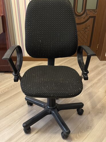 Digər mebel: Qara ofis kreslosu