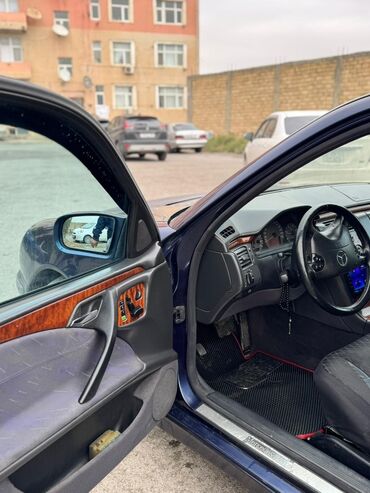 Mercedes-Benz: Mercedes-Benz E-Class: 2.2 l | 1999 il Sedan — 10