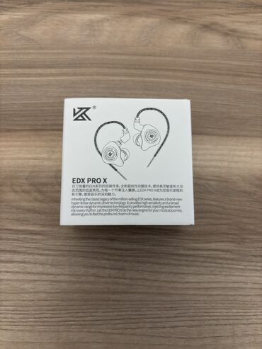 Simli Qulaqcıqlar, Knowledge Zenith, rəng - Qara