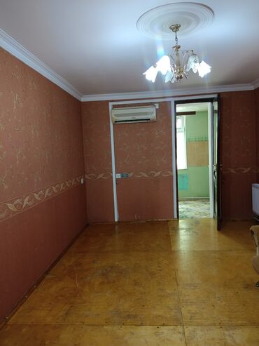 Köhnə tikili: Salam.5 mərtəbənin 2 çi mərtəbəsi,daş ev orta blok,sütunlu balkon,2 — 2