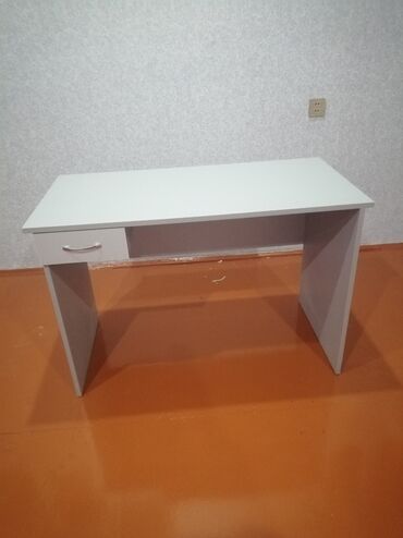 Masalar: Stullarin anbardan satişi var. Ölcülərə görə qiymət deyişir. Hər — 10