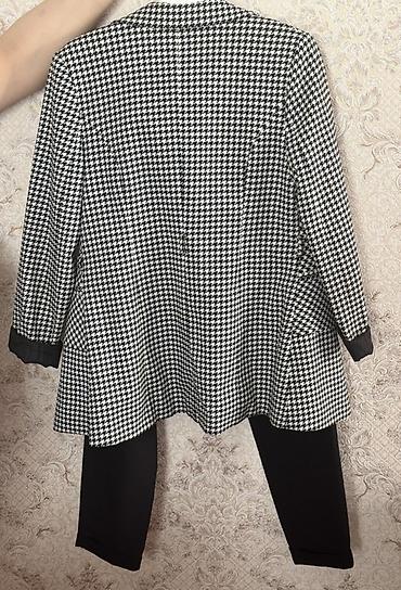 Dəstlər, kostyumlar: Qadın kostyumu – pencək və şalvar dəsti - Üst: Qara‑ağ “houndstooth” — 3