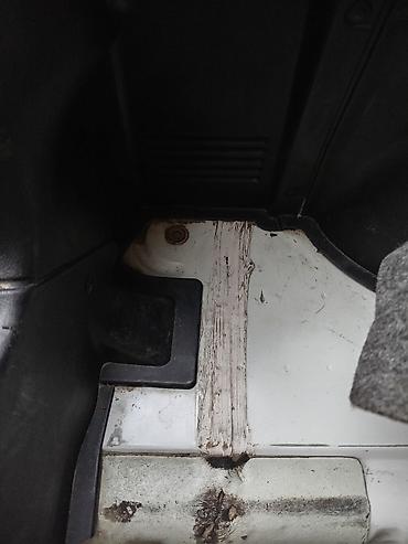 Digər avtomobillər: Ağ rəngli sedan avtomobil Xüsusiyyətlər: - Kuzov: 4 qapılı sedan, ağ — 9