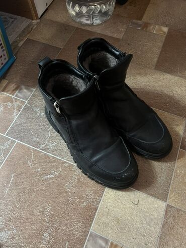 Кроссовки и спортивная обувь: Продаю обувь на мальчика, 37 размер. Все в отличном состоянии. Цена — 15