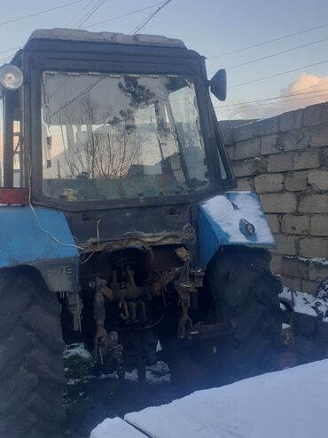 Traktorlar: Mavi-qara kabinəli kənd təsərrüfatı traktoru. Xüsusiyyətlər: - — 9