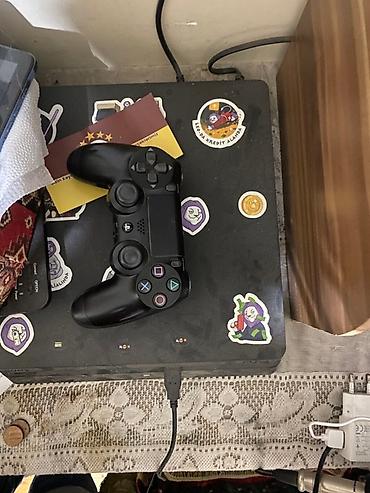 ratchet clank: PlayStation 4 oyun konsolu və ona aid dörd disk. Konsol stikerlərlə — 2
