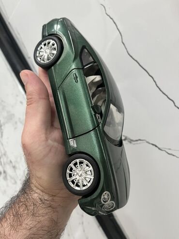 Gəmi modelləri: Yaşıl rəngdə "Bentley Continental GT" modelinin miniatür avtomobili