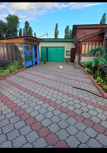 Продажа коттеджей и домов: Продам дом. Три двора,хозяйственный,главный,механический. Имеется — 15