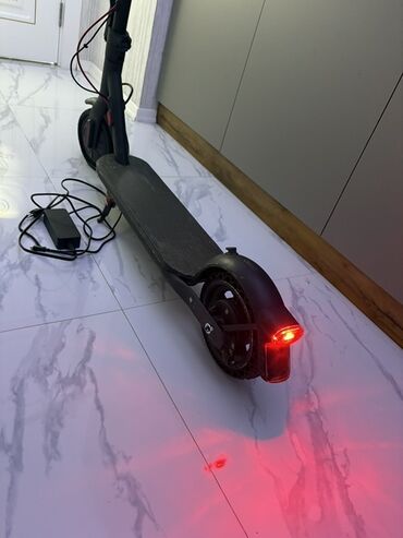 Elektrikli samokatlar: Elektrik skuter - Şəhər üçün yığcam və yüngül gövdə, qara rəng - — 2