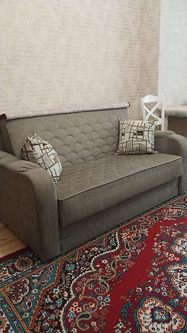 Divanlar: Çevrilən divan – boz rəng, yumşaq parça döşəmə, dekorativ tikişli — 2