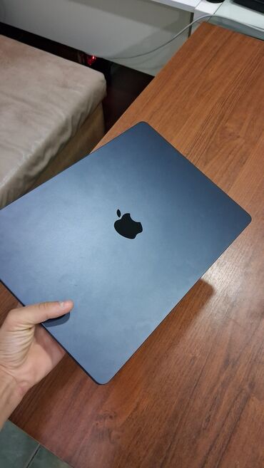 boş keys: Apple MacBook Air 15.3" (2024) – M3 Xüsusiyyətlər: - Ekran: 15.3"