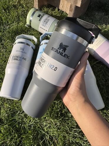 большой бачок: Термокружка Stanley Quencher H2.0 FlowState, разработанная для