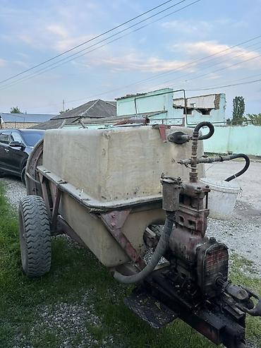 qoşqusu olan avtomobil: 2 si bir yerde idayl vezyitde satlırMavi rəngli təkərli traktor və — 4