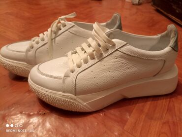 Кроссовки и спортивная обувь: Продаю белые кожаные кроссовки Турция. 40р большемер