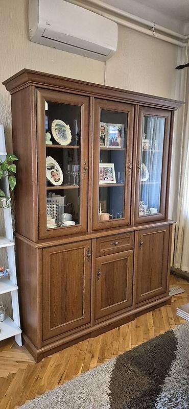 komode forma: Dvodelna vitrina iz KENT kolekcije u fantasticnom stanju Frontovi — 2