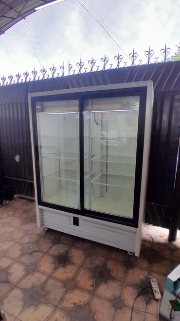 Холодильные витрины: Продаю большой промышленный витринный холодильник работает отлично в