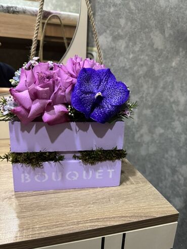 küstüm gülü: Lavanda rəngli taxta səbətdə çiçək.Yeni gəlib qoxusu