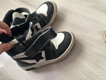 современные коляски для новорожденных: Детские кеды/кроссовки высокие, чёрно‑белые.27 размер Особенности: -