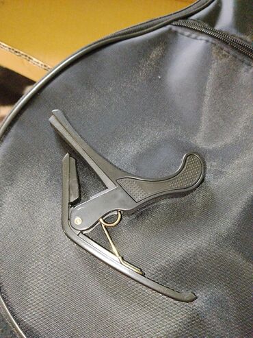 Гитары: Продам отличную акустическую гитару в глубоком синем цвете. Инструмент — 10