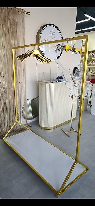 stend vitrin: Qızılı rəngdə metal geyim asqısı stendi - Material: möhkəm metal — 1