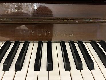 Musiqi alətləri: Upright pianino – “Kouhssu” markası (armənicə yazılı loqo ilə). - — 3