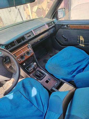 mercedes e class w124: Mercedes-Benz E-Class W124 sedan - Kuzov: 4 qapılı sedan, tünd yaşıl — 3