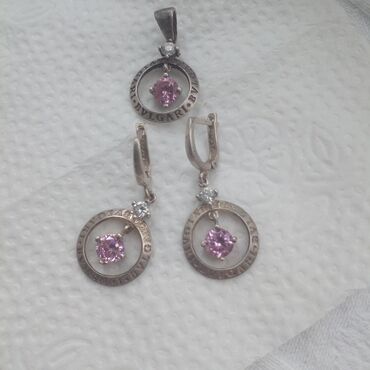 qizil halqa sirqalar: BULGARİ firmasına aid Zərgərlik dəsti, gümüş – sırğa və kulon -