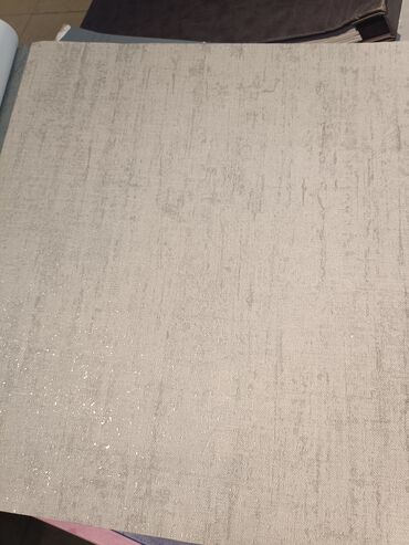 Ağ rəngli, teksturalı divar kağızı müxtəlif interyerlərə uyğun gəlir