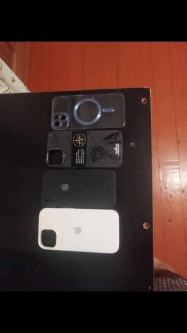Dörd müxtəlif iPhone keysi, müxtəlif modellər üçün uyğun dizayn və