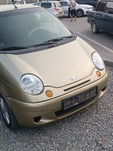 даево матиз 1: Автомобиль Daewoo Matiz в золотисто-бежевом цвете кузова. Модель имеет