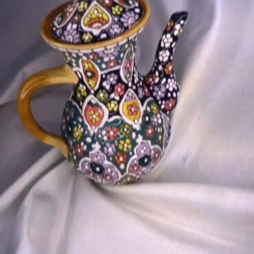 Digər ev dekoru: Zərif naxışlı və parlaq rəngli mina qapaqlı qab. Bu qab mürəkkəb — 13