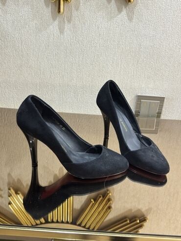 женские туфли со шнурками: Туфли, Размер: 38, цвет - Черный, Б/у