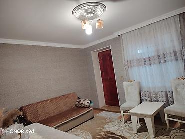 Qonaq otağı dəstləri: Təsvir: - Zövqlü şəkildə yığılmış, işıqlı zal: divar kağızları, tavan — 2