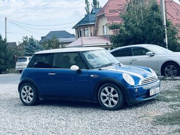 соната цена: Автомобиль Mini Cooper синего цвета с белой крышей и белыми полосами