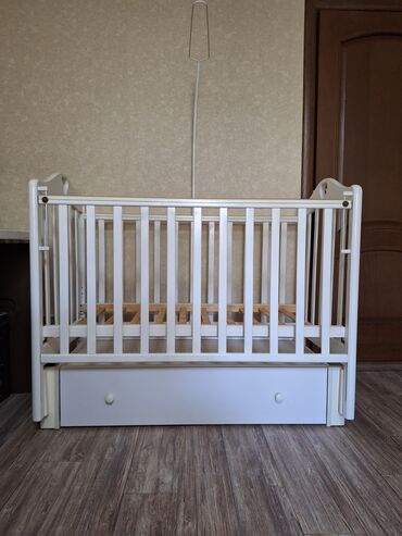 Детские кровати: Продаю детскую кроватку