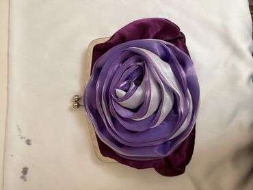 Toy paltarları və aksesuarları: Bənövşəyi atlas gecə çantası – gül dizaynlı - Material: parlaq
