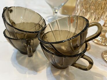 посуда для кофе: Продаю б/у бокалы цвет «золото» для напитков 6 штук и новые кружки