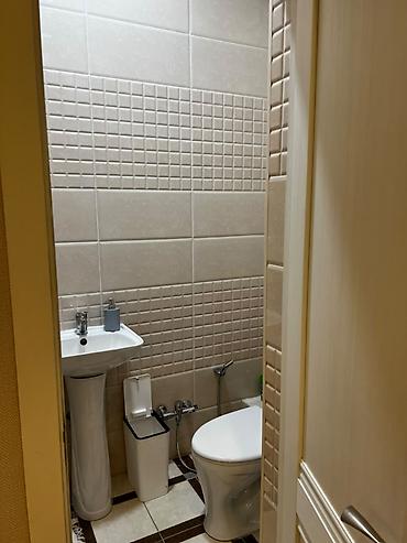 сдаю кв 10мкр: 🏠 Сдаётся просторная квартира в 10-м микрорайоне! 📞 Контактный номер — 2