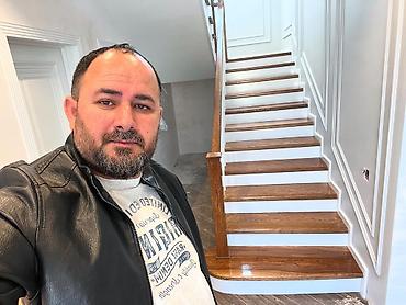 Digər tikinti xidmətləri: Taxta pilləkən, ağ rəngdə dirəkləri və qəhvəyi rəngdə pillələri ilə — 6